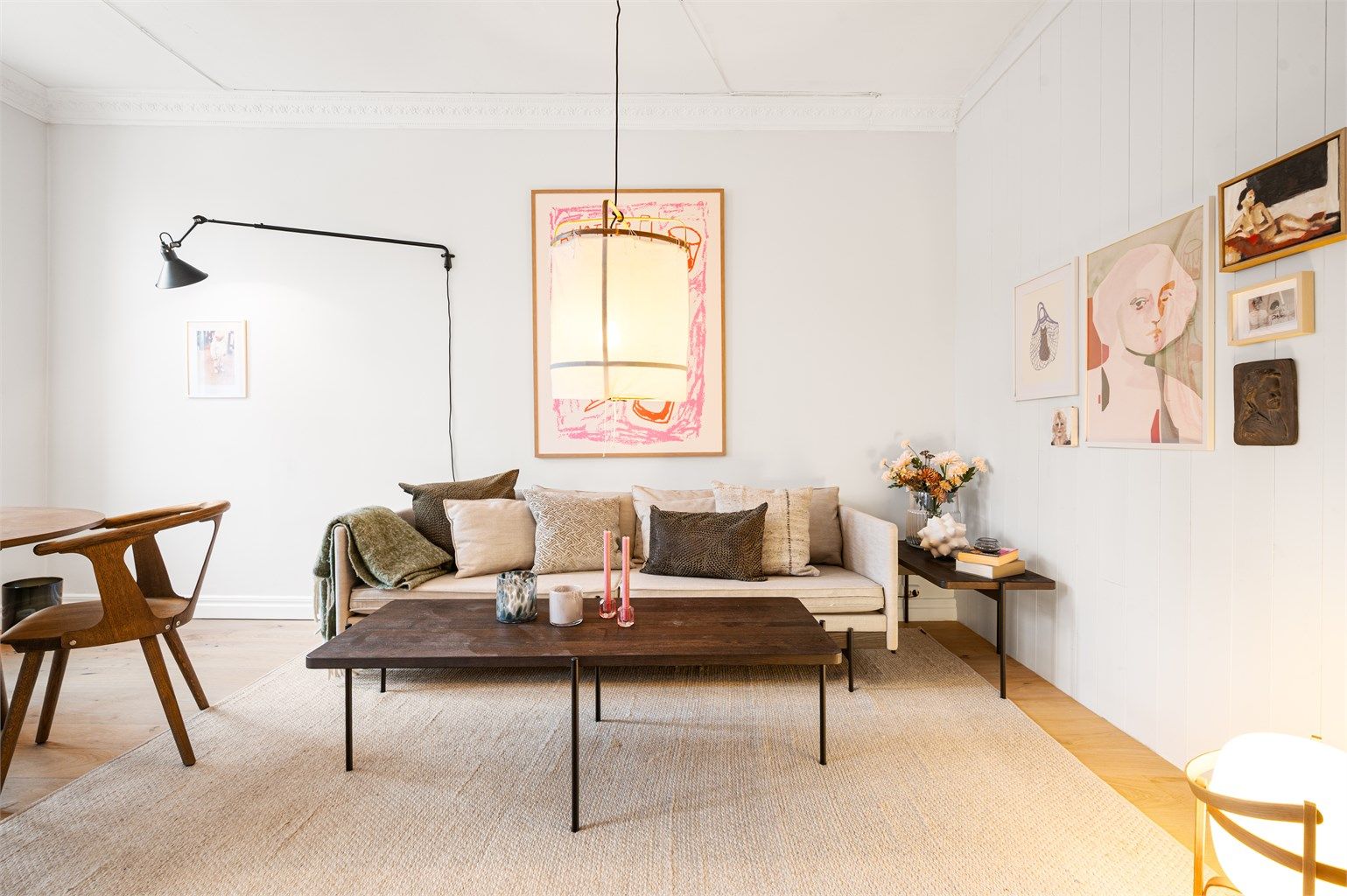 Lys og romslig stue med god plass til en hyggelig sofagruppe med tilhørende salongbord og TV-sjenk. 