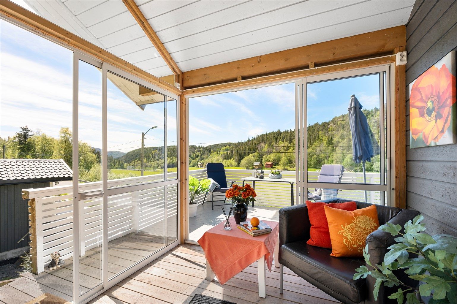 Vinterhager på hver side av huset er med på å forlenge sommerhalvåret (ikke omsøkt/byggegodkjent). 