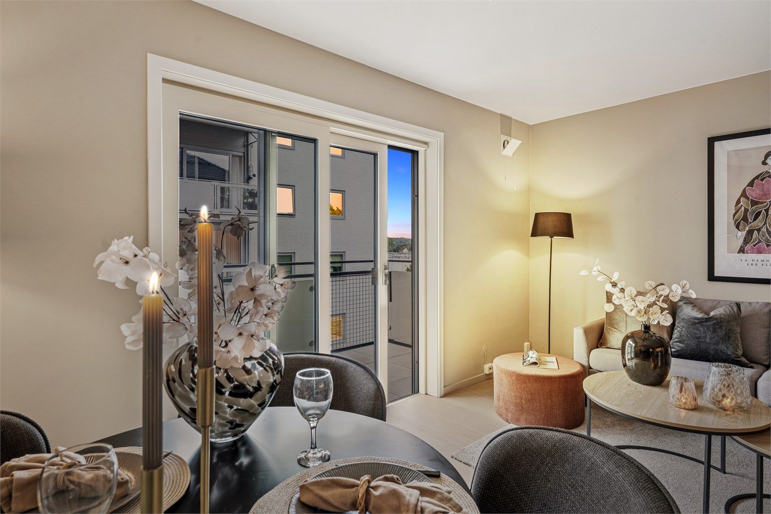 Gjennomgående lys leilighet som er pent pusset opp.