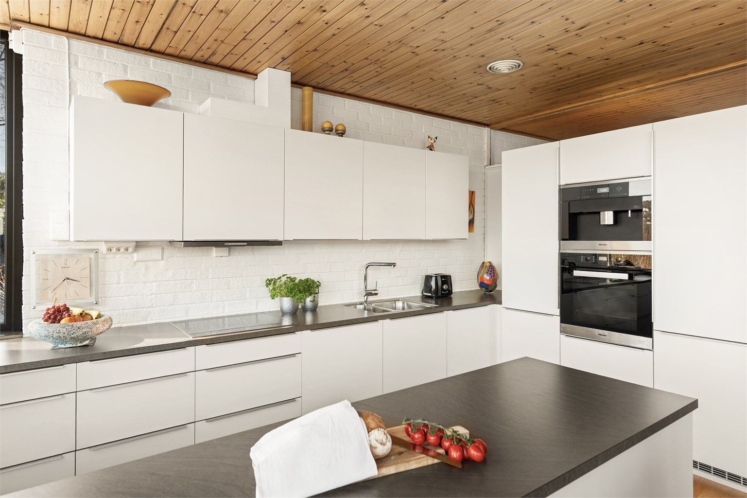 - God benkeplass hvor kokken kan lage mat i lyse omgivelser -