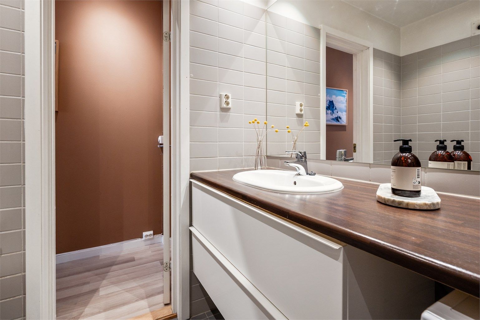 Baderommet har adkomst fra entréen.