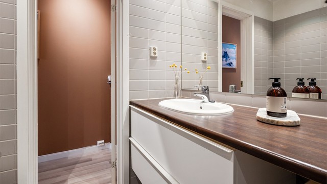 Baderommet har adkomst fra entréen.