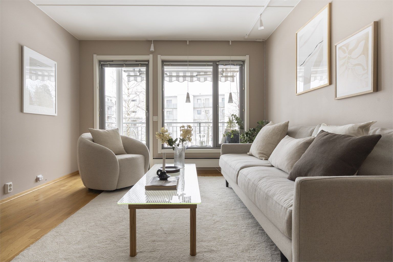 Store vindusflater sørger for godt lysinnslipp.