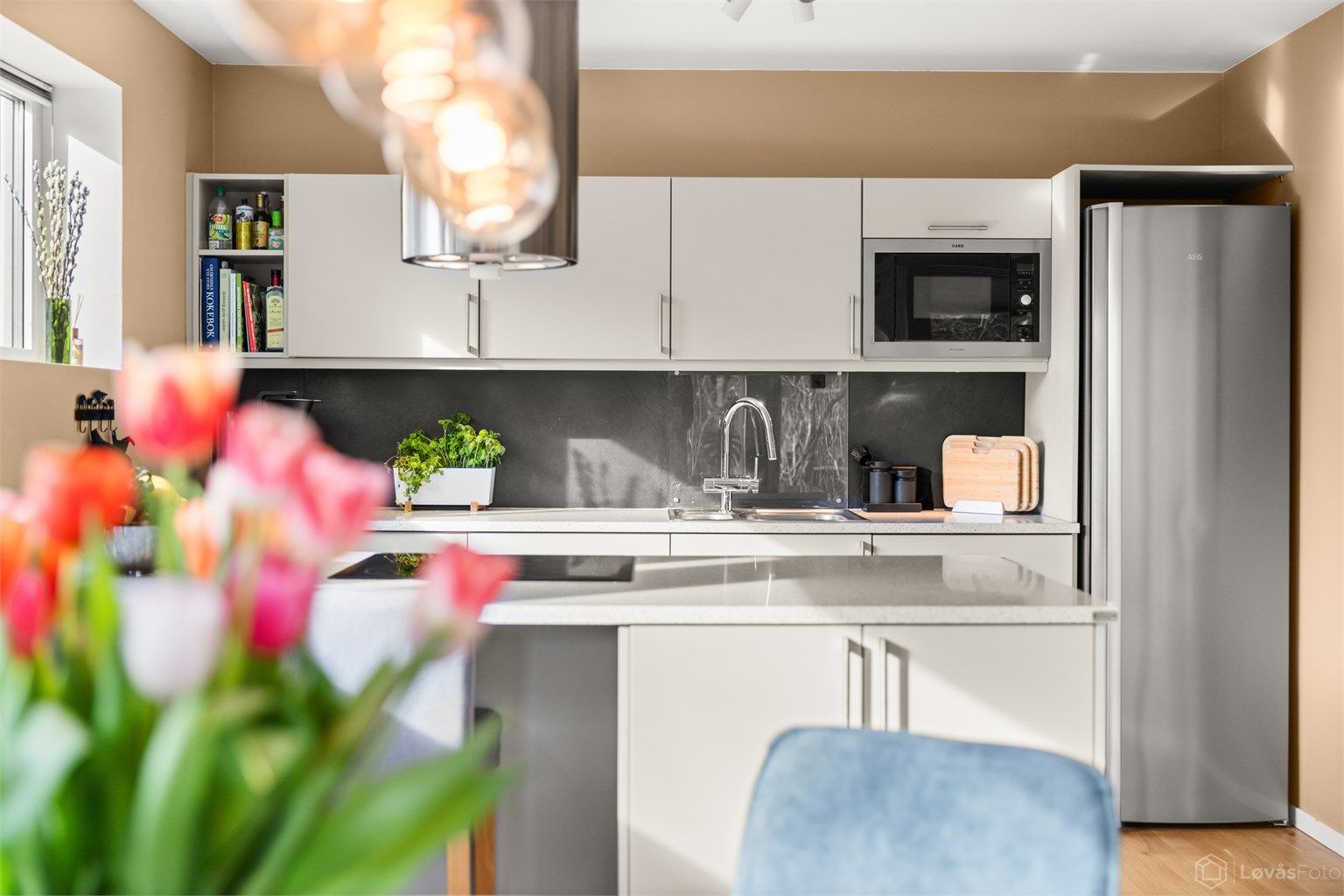 Frittstående kjøleskap og godt med skapplass.