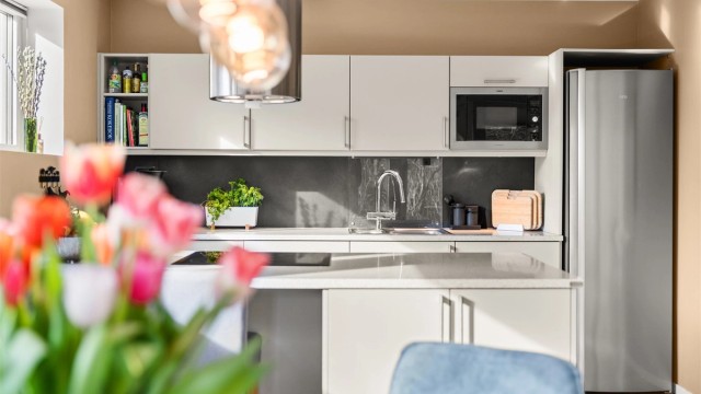 Frittstående kjøleskap og godt med skapplass.