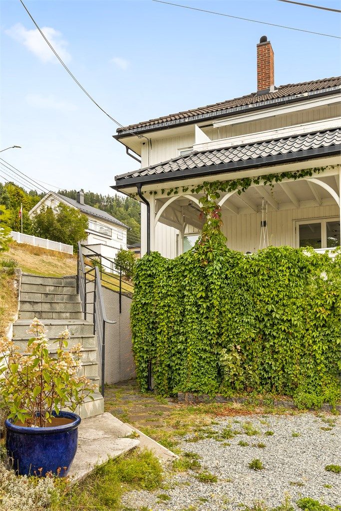 Utvendig trapp ned til felles gruset gårdsplass.