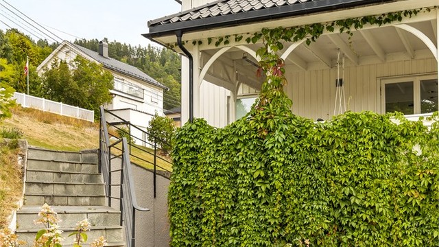 Utvendig trapp ned til felles gruset gårdsplass.