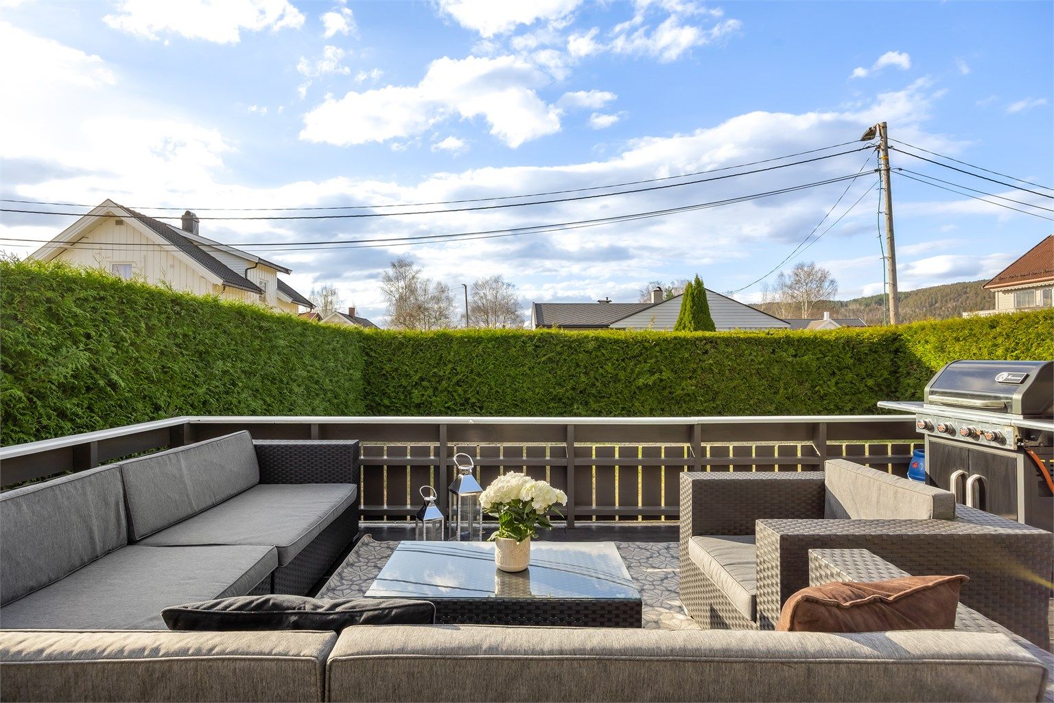 En to meter høy hekk rammer inn terrassen og hagen, og gir svært gode, private uteplasser med lite innsyn.