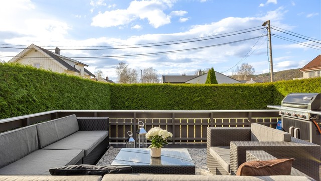 En to meter høy hekk rammer inn terrassen og hagen, og gir svært gode, private uteplasser med lite innsyn.