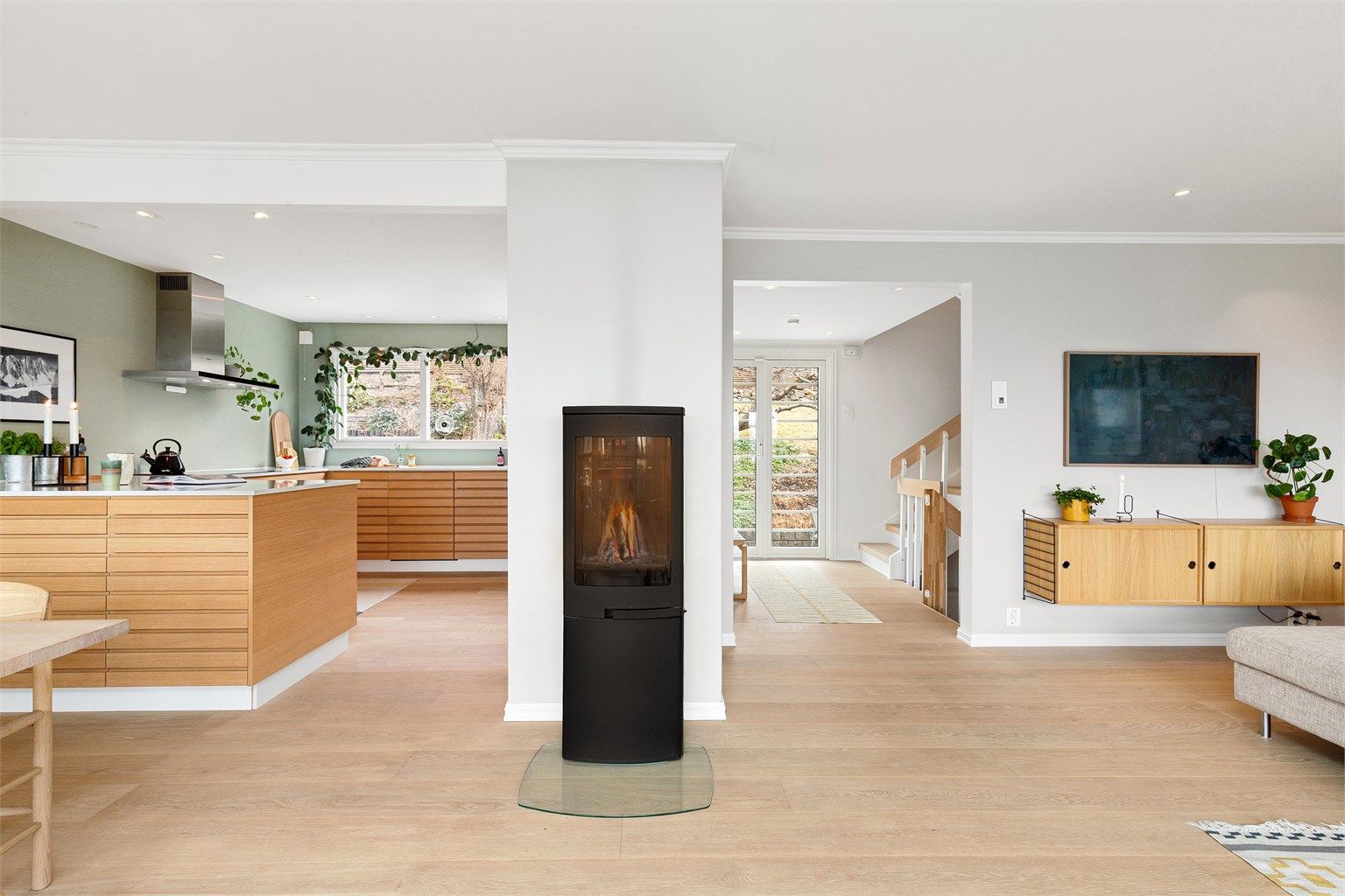 Velkommen til Damveien 25, en herlig familiebolig over tre plan, velholdt og moderne standard