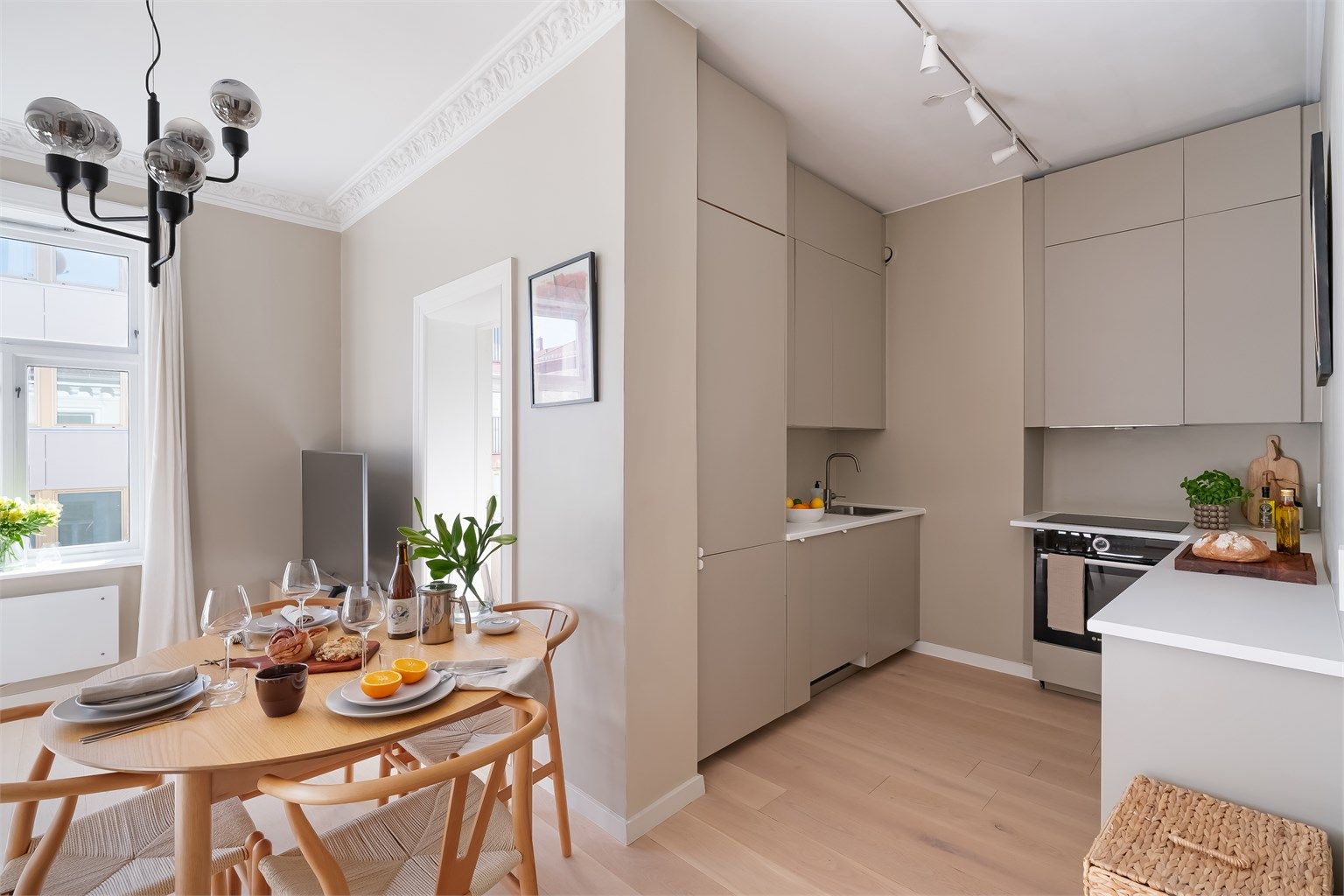 Her bor du veldig sentralt, men samtidig tilbaketrukket i en hyggelig og lite trafikkert blindgate. 