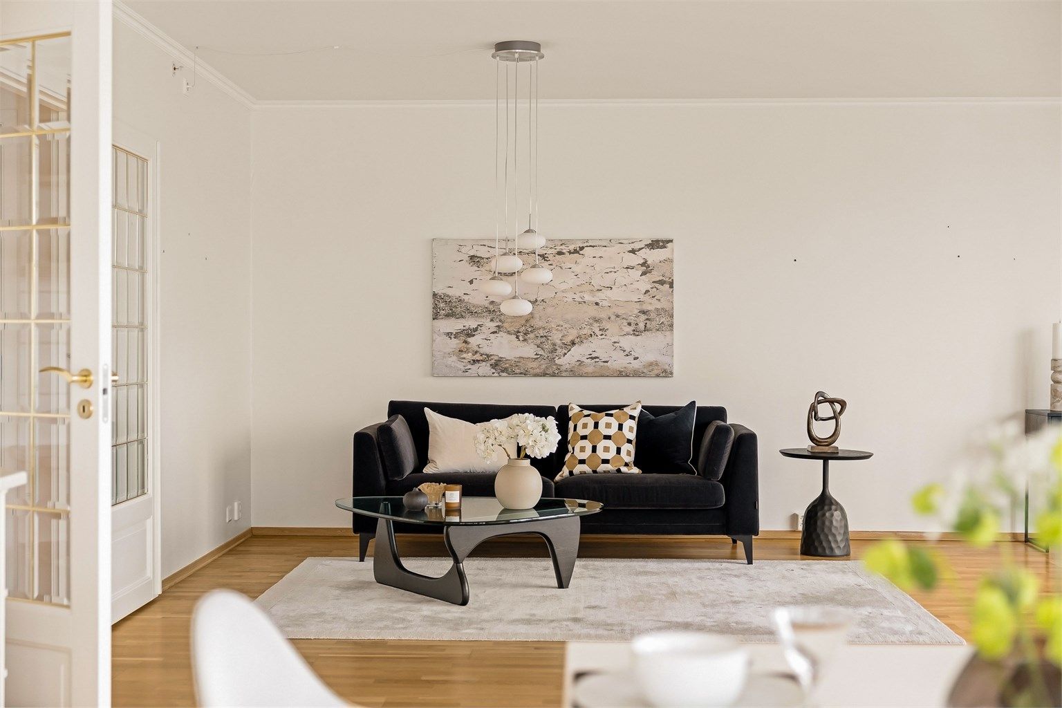 Fløydører med glassfelt knytter stuen sammen med entréen og soverommene. Slik at man kan skjerme stuen fra resterende rom i leiligheten.