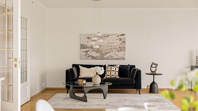 Fløydører med glassfelt knytter stuen sammen med entréen og soverommene. Slik at man kan skjerme stuen fra resterende rom i leiligheten.
