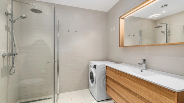 Badet er innredet med lekre designmøbler fra svenske Hafa. I hjørnet innenfor er det strømuttak til både vaskemaskin og tørketrommel.