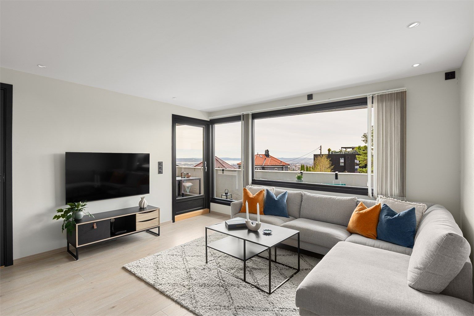 Stuen er romslig og har store vindusflater som gir godt med naturlig lys, samtidig som man kan nyte utsikten fra hele rommet