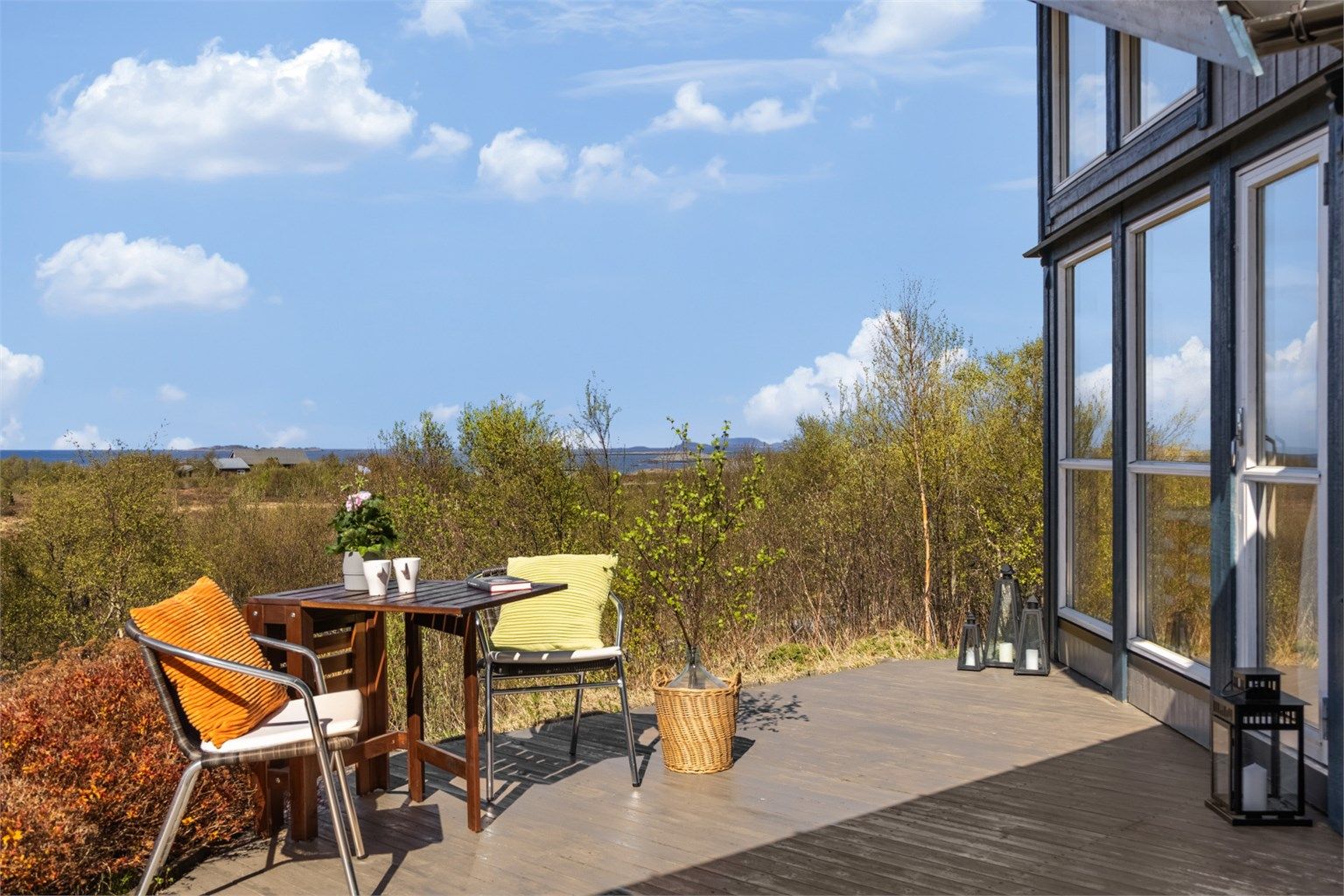 Terrassen vil på sommerstid oppleves som en fin forlengelse av oppholdsrommet. 