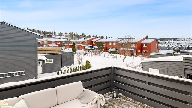 Fra verandaen har du oversikt over det barnevennlige tunet.