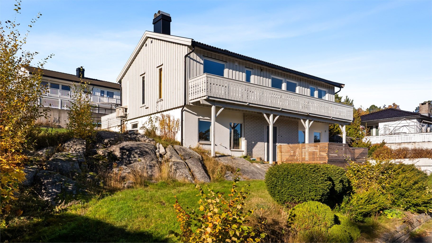 Frittliggende enebolig over to plan med flere uteplasser og pent opparbeidet tomt på Hasleåsen/ Drakeåsen.