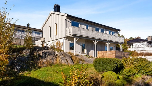 Frittliggende enebolig over to plan med flere uteplasser og pent opparbeidet tomt på Hasleåsen/ Drakeåsen.