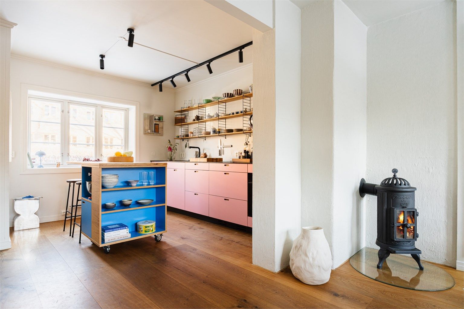 Den åpne løsningen mellom stue og kjøkken sørger for god kommunikasjon med gjestene mens middagen lages. 