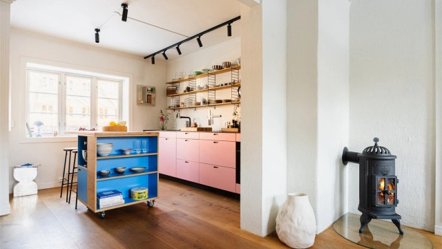 Den åpne løsningen mellom stue og kjøkken sørger for god kommunikasjon med gjestene mens middagen lages.