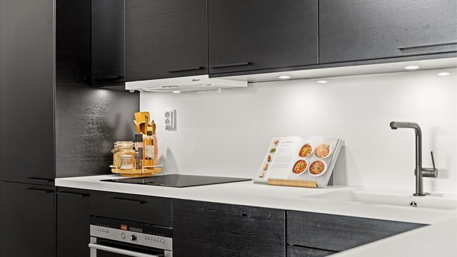 Kjøkkenet består av glatte fronter og benkeplate av laminat.