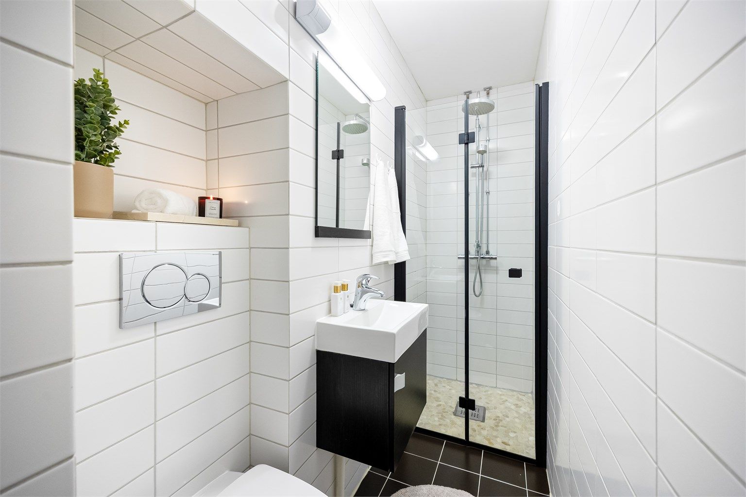 Delikat, flislagt bad fra 2012 med varmekabler i gulv. Dusjhjørne med glassdør, utstyrt med både hånddusj og regndusj.