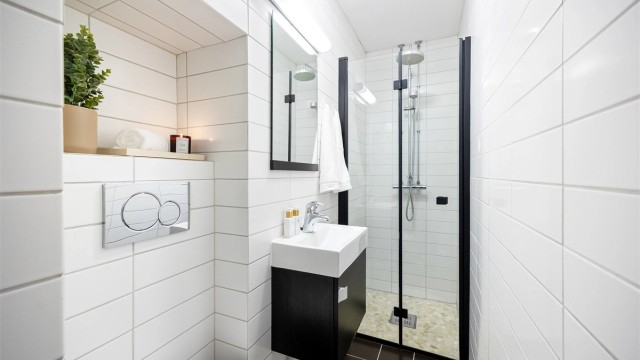 Delikat, flislagt bad fra 2012 med varmekabler i gulv. Dusjhjørne med glassdør, utstyrt med både hånddusj og regndusj.