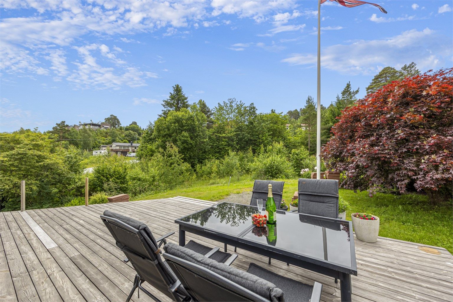 Den store terrassen gir rikelig med plass for utemøbler og sosiale sammenkomster.
