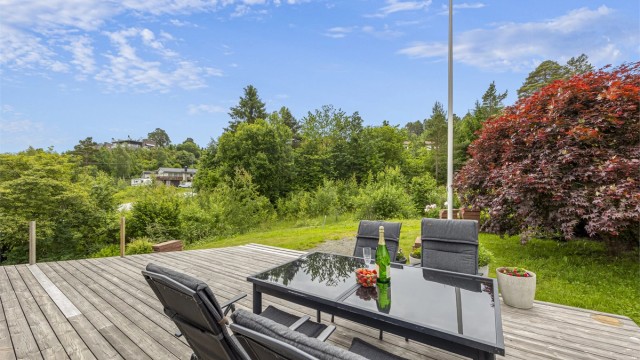 Den store terrassen gir rikelig med plass for utemøbler og sosiale sammenkomster.