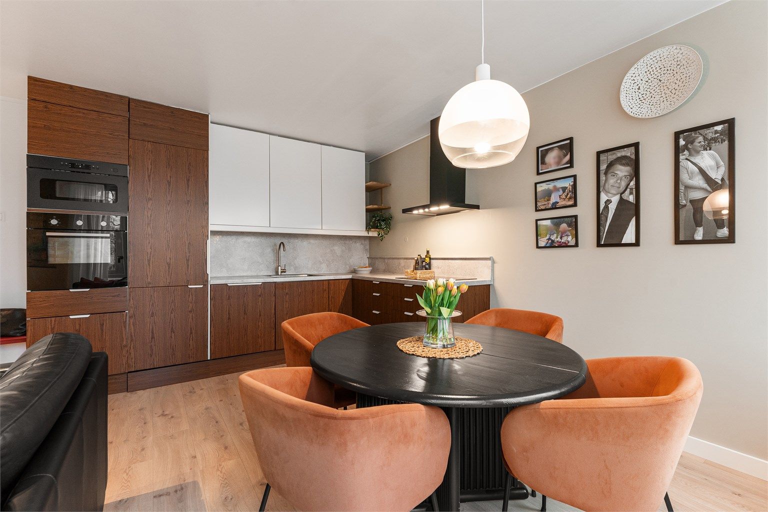 I åpen løsning mot stuen finner du et lekkert kjøkken fra 2022