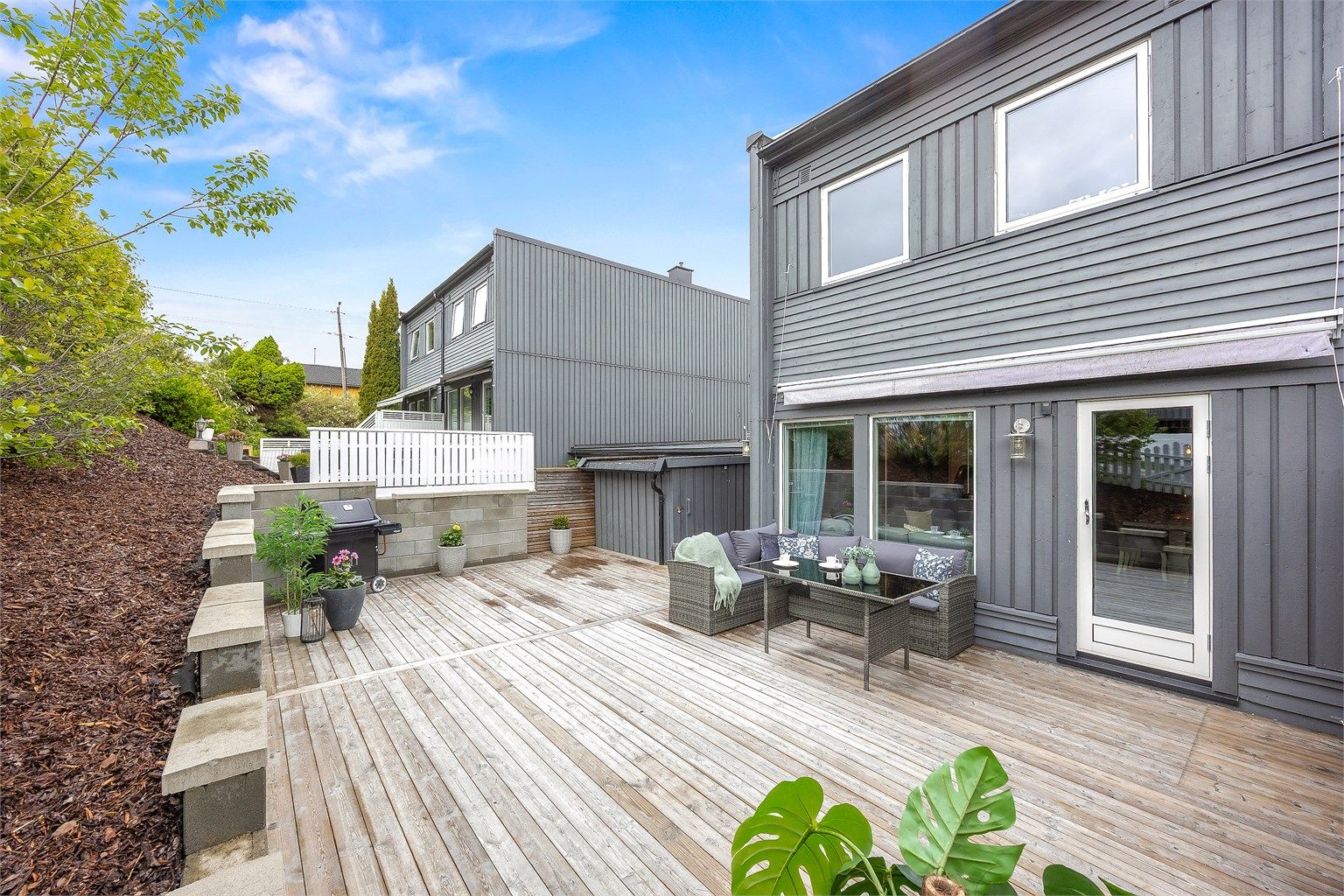 Boligen har en stor, privat markterrasse med utgang fra stuen, og er den eneste i borettslaget med takterrasse. 