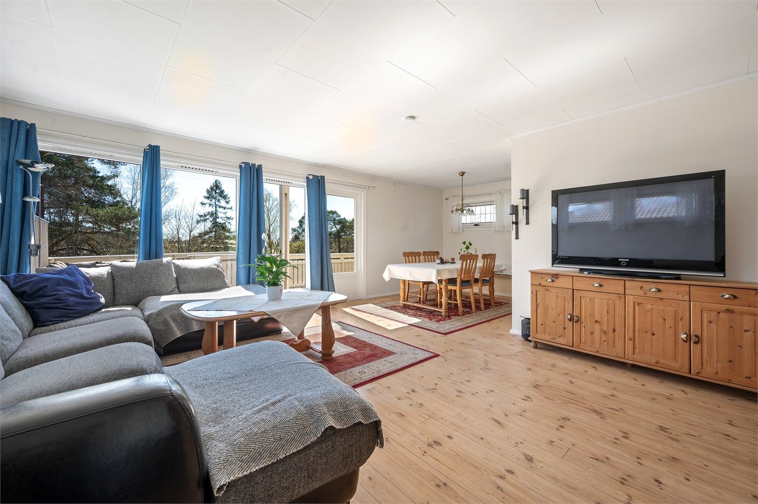 God plass for møbler og spisestue i stuen