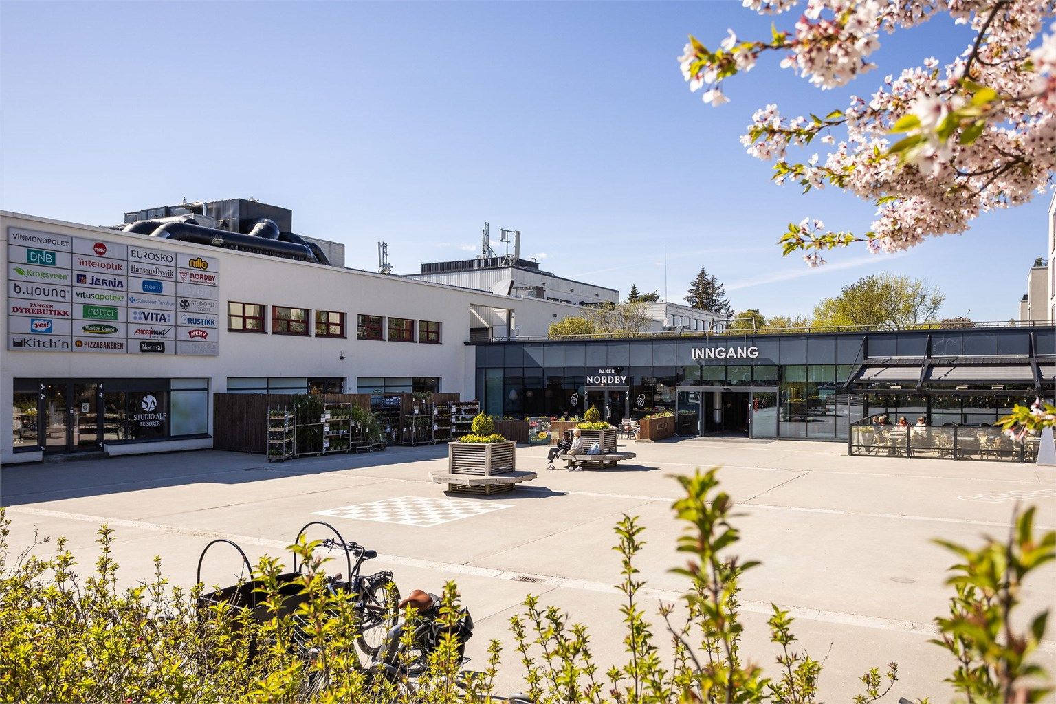 Med leilighet i forbindelse med senteret har du kort vei til forretninger, spiseplasser, lege og tannlege. Umiddelbar nærhet til bussholdeplass og kommunehuset med bibliotek. 