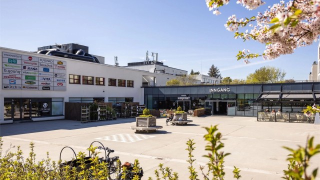 Med leilighet i forbindelse med senteret har du kort vei til forretninger, spiseplasser, lege og tannlege. Umiddelbar nærhet til bussholdeplass og kommunehuset med bibliotek.