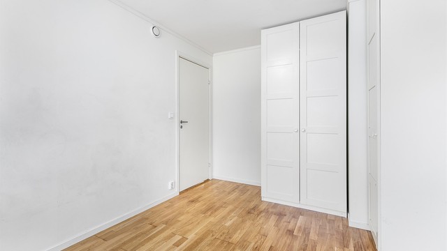 I soverom I medfølger to store garderobeskap som utnytter himlingshøyden maksimalt.