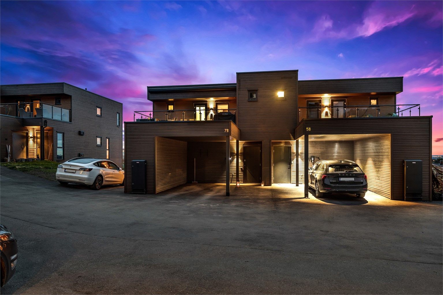 Velkommen til Kniplia 7B. Inngang fra bakkeplan. Carport med el-bil lader. 