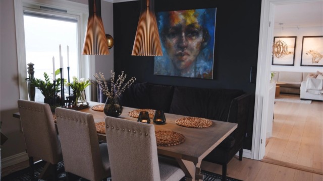 Dobbel skyvedør fra kjøkkenet åpner opp mot den store, dels overbygde terrassen