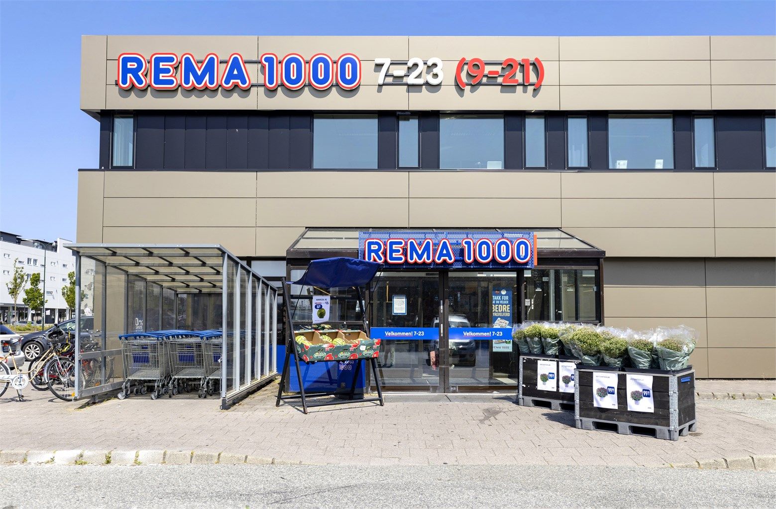 Rema 1000 Mariero ligger kun fem minutters gange fra leiligheten.
