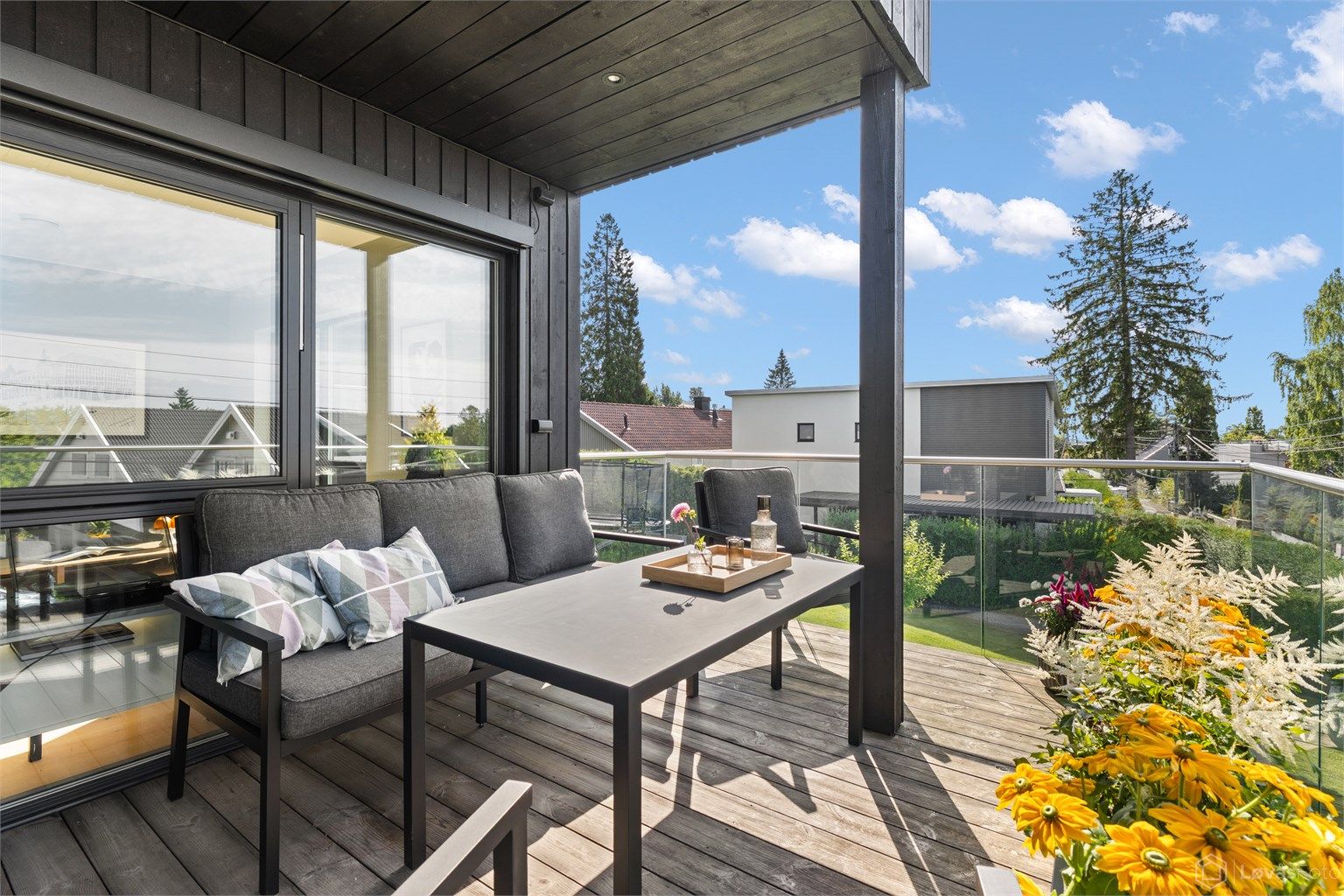 Fra stuen i andre etasje er det utgang til en overbygget, vestvendt balkong på ca. 12 kvm, utstyrt med belysning og utvendig stikkontakt tilrettelagt for tilkobling av terrassevarmer.