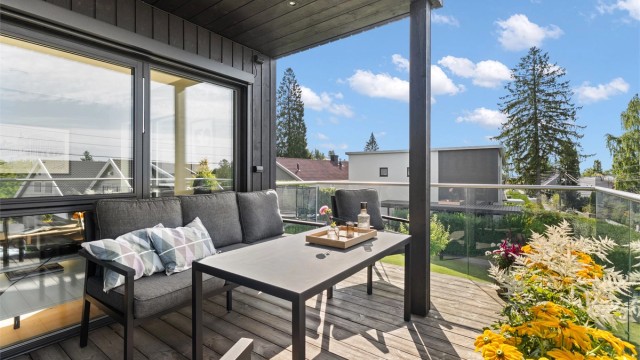 Fra stuen i andre etasje er det utgang til en overbygget, vestvendt balkong på ca. 12 kvm, utstyrt med belysning og utvendig stikkontakt tilrettelagt for tilkobling av terrassevarmer.