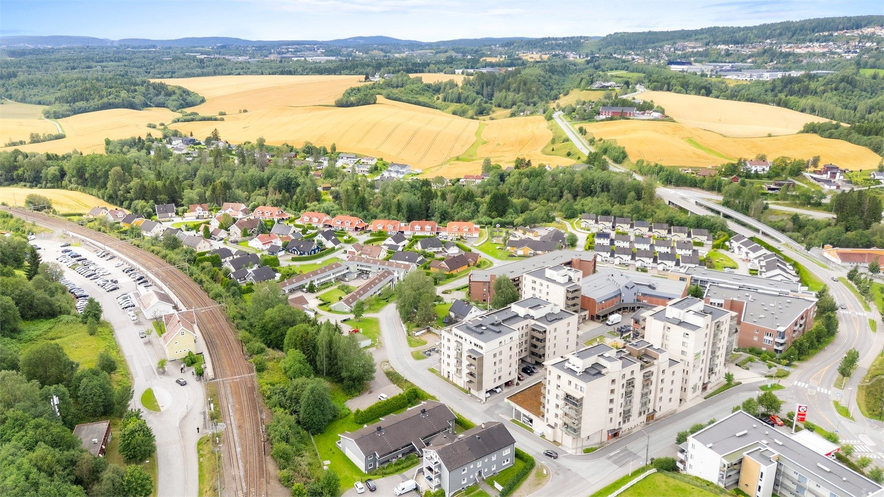 Fra boligen går det tursti med snarvei ned til sentrum (ca. 2 km)
