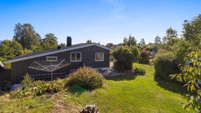 Grønn og frodig eiendom med stor sydvendt terrasse, og en mindre vestvendt markterrasse.