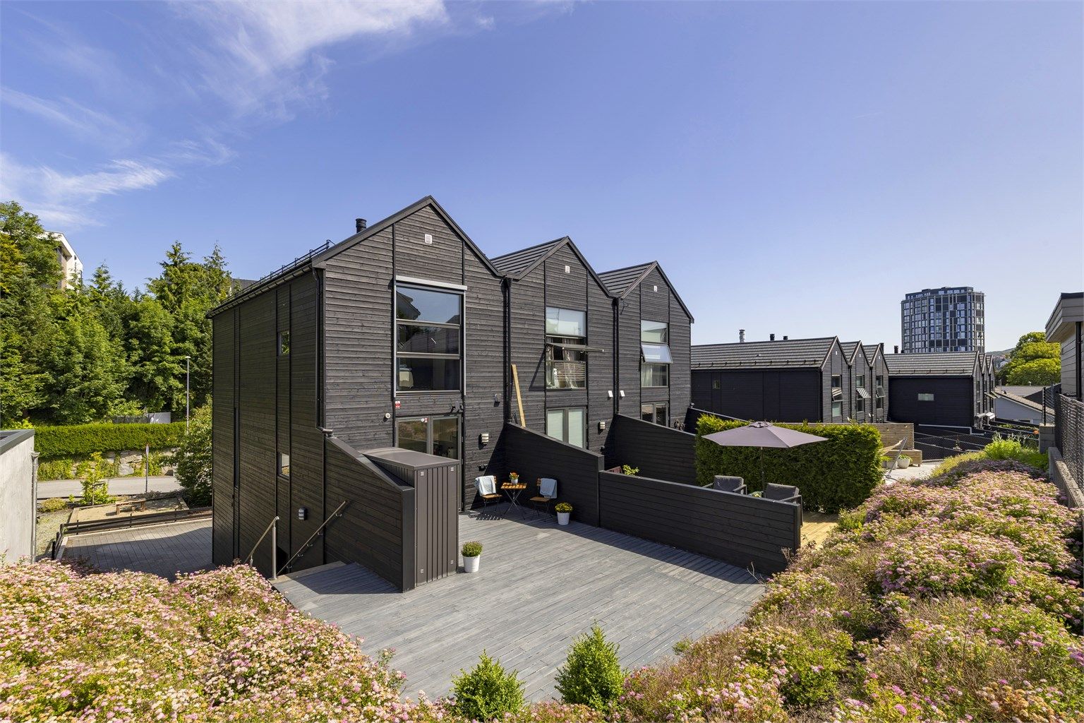 Velkommen til Lunden 4E, en meget pen og innholdsrik bolig i ende av rekke. Boligen går over 3 plan, har blant annet 2 bad, 4 sov, carport med el-bil lader, romslig solplatting m.m.  
Krogsveen Sandnes v/ Tom Christer Hovde ønsker velkommen til visning.