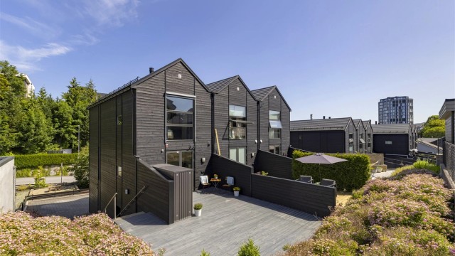 Velkommen til Lunden 4E, en meget pen og innholdsrik bolig i ende av rekke. Boligen går over 3 plan, har blant annet 2 bad, 4 sov, carport med el-bil lader, romslig solplatting m.m.
Krogsveen Sandnes v/ Tom Christer Hovde ønsker velkommen til visning.
