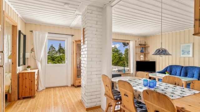 I stua utnyttes plassen godt med spiseplass i tilknytning til kjøkkenet og sofakrok ved vinduet.