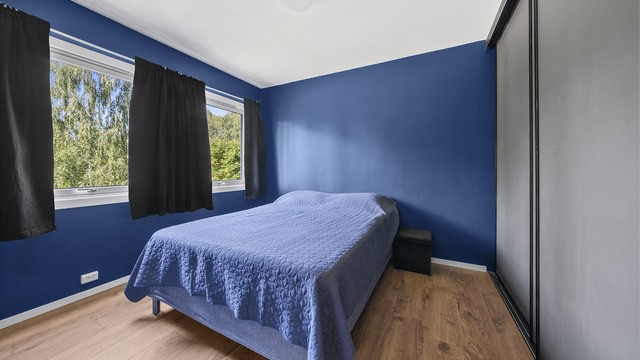 Stort soverom med skyvedører.