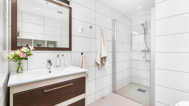 Badets gulv og vegger er flislagt. Spotter er innfelt i himlingen og kan dimmes til ønsket styrke.