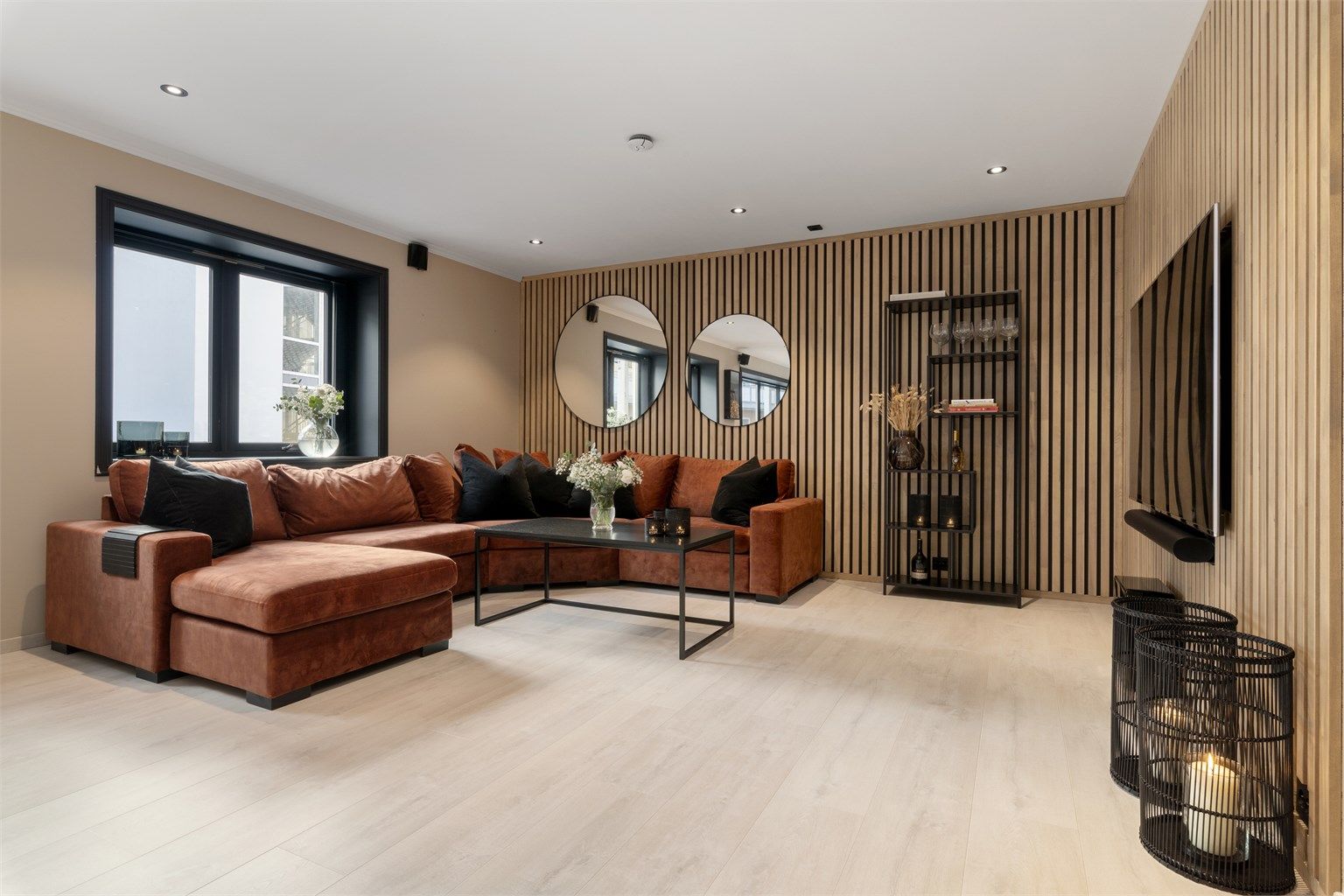 I tvsonen er veggene spilekledd og flotte detaljer skaper en behagelig stemning