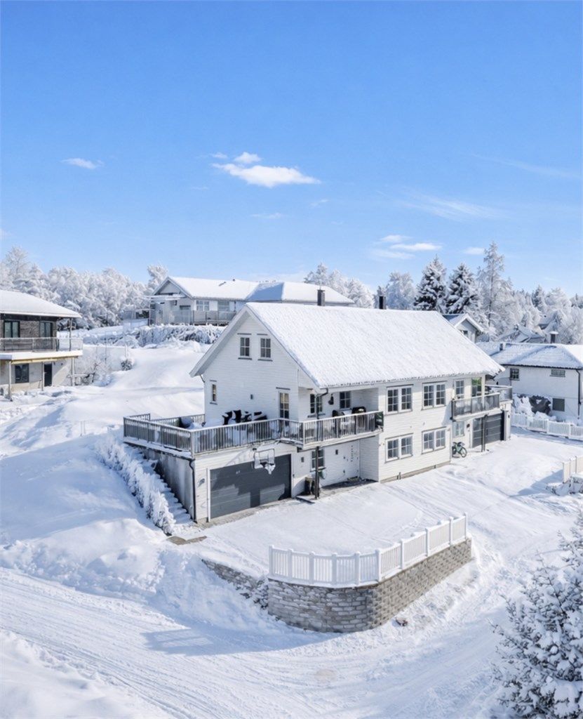 Velkommen til denne familievennlige boligen med populær beliggenhet på Råholt! (bilde redigert av AI) 